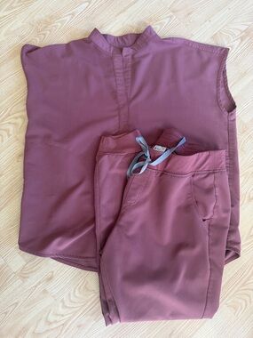 Figs Womens Scrub Set in Mauve- Two different sizes- Large pant, Medium Top